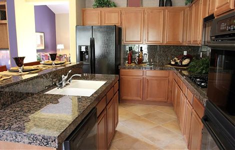 Гранитная столешница из Baltic Brown