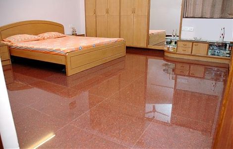 Пол из полированного красного гранита