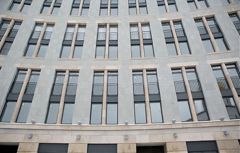 Каменная отделка фасада городского квартала