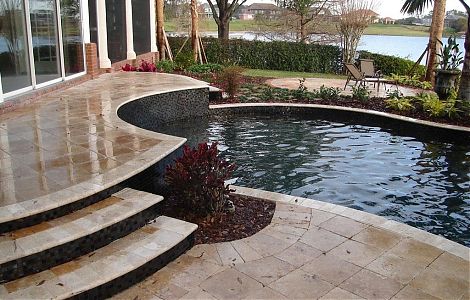 Travertine Noche в загородном ландшафте