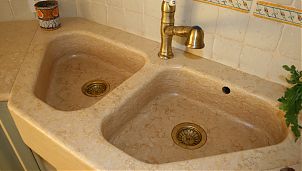 Мраморная раковина на кухне