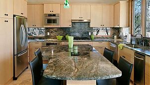 Мрамор Forest Green в дизайне кухни