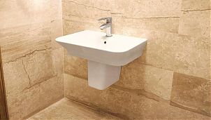 Отделка ванной комнаты бежевым мрамором Diano Reale