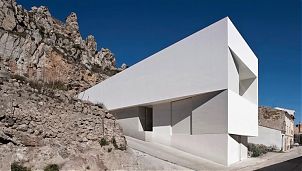 Современная белоснежная вилла в стиле хай-тек