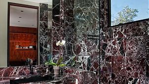 Ванная комната в мраморе Rosso Levante