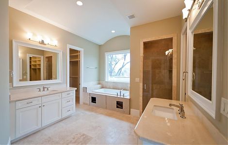 Камень кремового оттенка в отделке ванной изображение 2