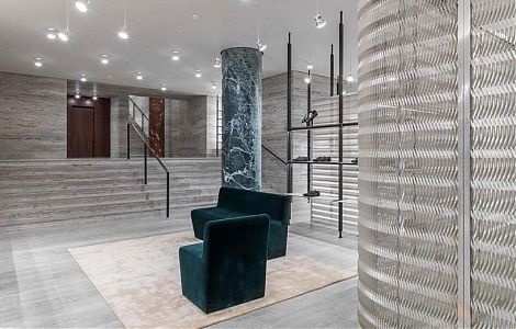 Отделка бутика итальянским полосчатым травертином изображение 5