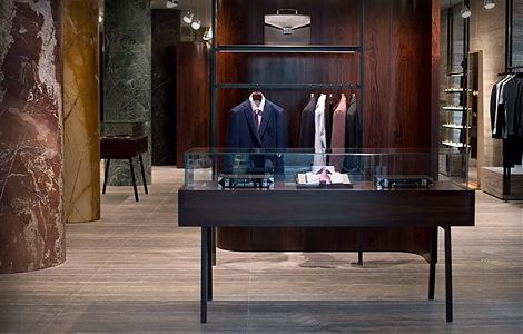 Отделка бутика итальянским полосчатым травертином изображение 6