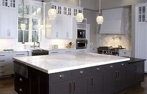 Элегантная кухня с отделкой Calacatta Vagli изображение 1