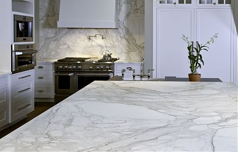 Элегантная кухня с отделкой Calacatta Vagli изображение 3