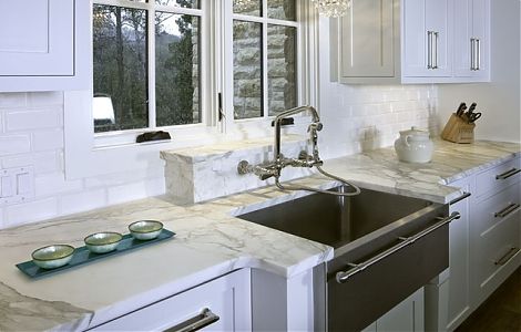 Элегантная кухня с отделкой Calacatta Vagli изображение 4