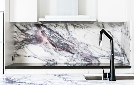 Отделка кухни необычным мрамором Milas Lilac изображение 1