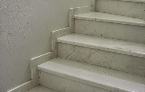 Лестница в загородном доме из мрамора Pirgon изображение 1