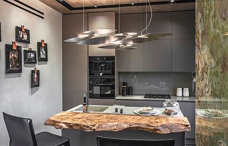 Необычная отделка кухни. Колонны из мраморного оникса изображение 1