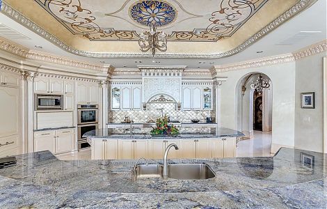 Благородство и роскошь. Синий Azul Bahia в отделке кухни изображение 1