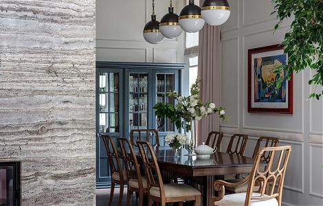 Величественный каминный портал из серого травертина изображение 1