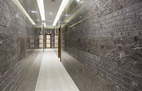 Отделка стен серо-коричневым мрамором Savana Grey изображение 1