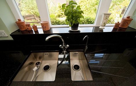 Отделка кухни. Рабочая зона в граните Black Galaxy изображение 3