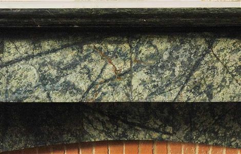 Антикварный каминный портал из мрамора Irish Green изображение 2