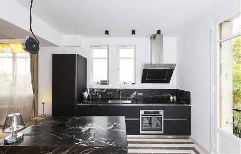 Отделка кухонной рабочей зоны гранитом Black Cosmic изображение 1