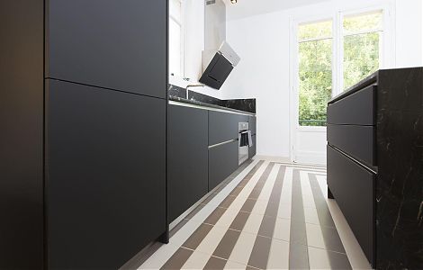 Отделка кухонной рабочей зоны гранитом Black Cosmic изображение 4