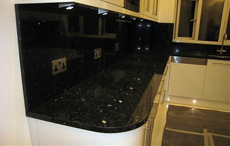 Отделка кухни мерцающим лабрадоритом Black Pearl изображение 1