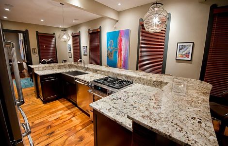 Кухня. Столешницы и плинтуса из гранита Alaska White изображение 1