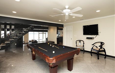 Белый гранит - отделка пола и лестницы в интерьере квартиры изображение 1