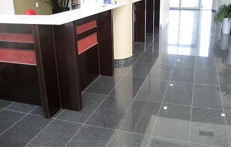 Пол, облицованный темным гранитом Padang Dark изображение 3