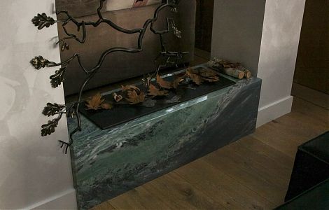 Отделка камина мрамором Green Tornado