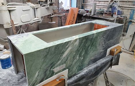 Отделка камина мрамором Green Tornado изображение 2