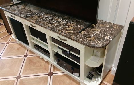 Подоконник и столешница из Emperador Gold