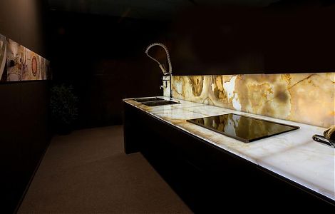 Белый подсвеченный оникс Bianco в кухне изображение 1