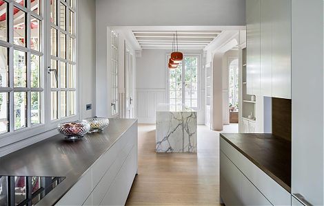 Стол-остров, облицованный мрамором Calacatta Gold изображение 1